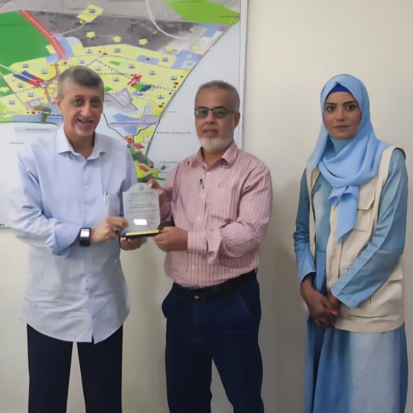 المؤسسة الوطنية لمكافحة السرطان بعدن تكرّم الأمين العام لمجلس الأمناء